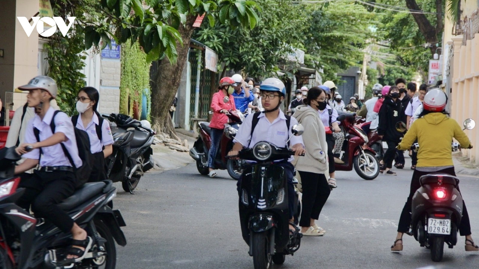 Cảnh sát giao thông hoá trang, đi phương tiện cá nhân tuần tra các cổng trường